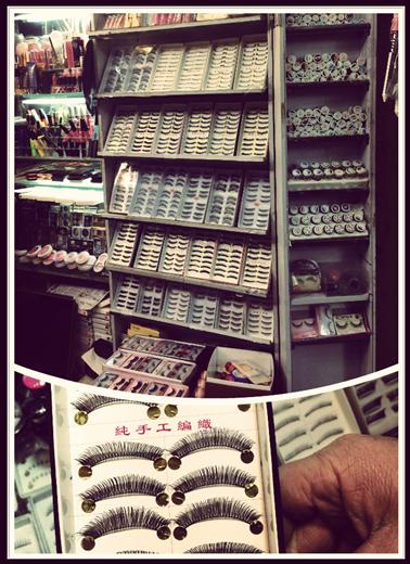 2014年2月，在成都市新中心小商品市场，记者发现，销售“假睫毛”的小店基本都是成盒销售，价格高低不一。