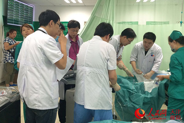 刘寅主任带领急救人员争分夺秒抢救病人