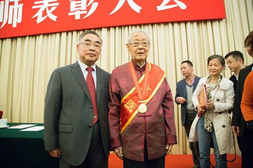 石学敏院士,张伯礼院士合影第二届国医大师阮士怡教授在表彰大会现场