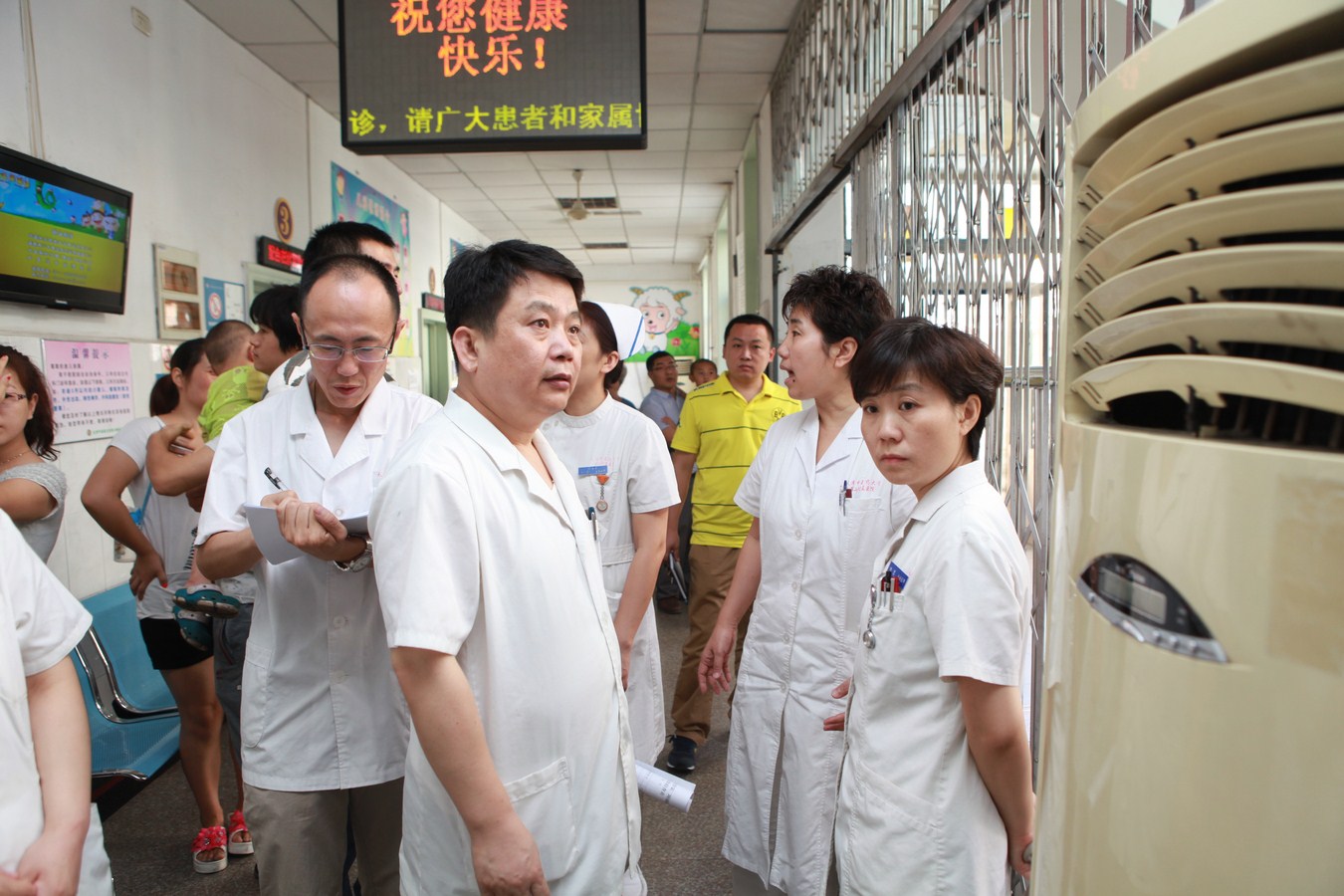 王保和副院长带队在儿科检查设备安全高景环副院长在后勤楼检查安全